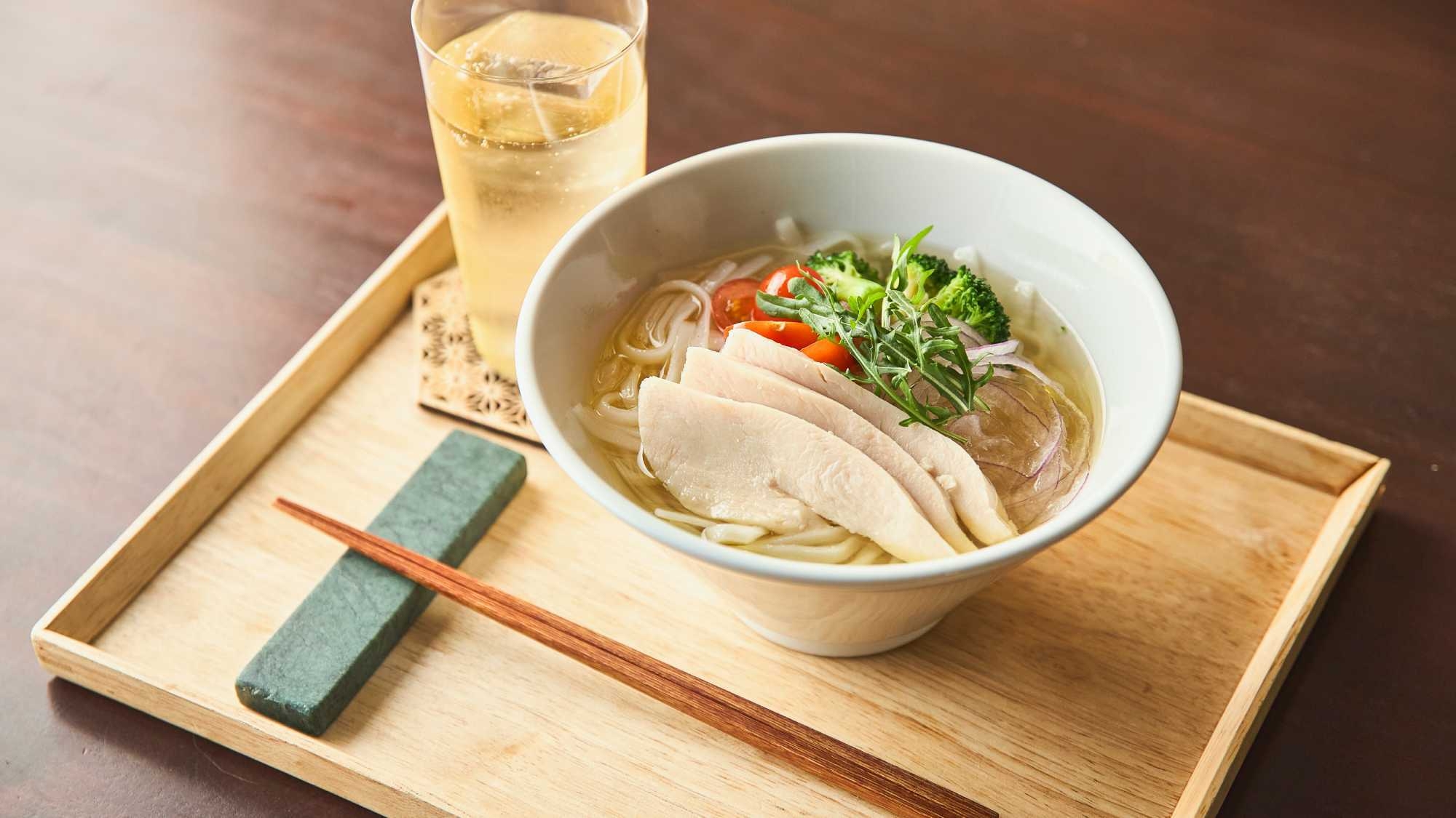 【1泊限定】六本木の夜をヘルシーに〆る。特製フォー＆ワンドリンク＋朝食付きプラン