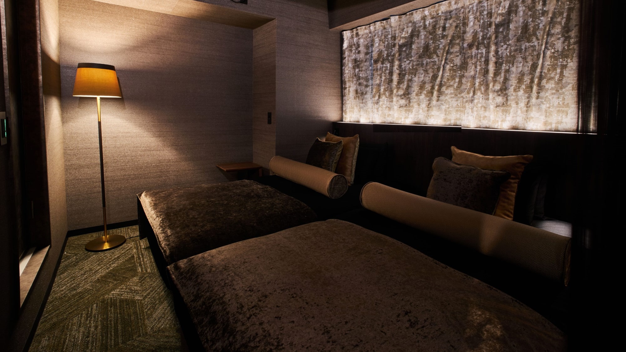 【デザイナーズ デラックスツイン】120cm幅のベッドが2台入ったツインルームです。