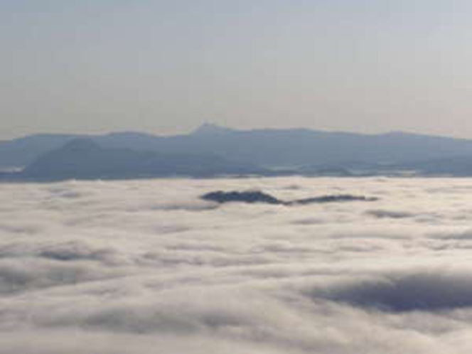 中島の上だけを残して雲海に沈んだ屈斜路湖を美幌峠から見る。