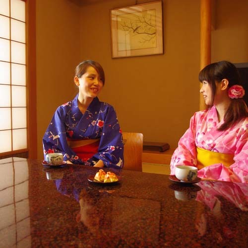 Apakah Anda minum teh perlahan di kamar bergaya Jepang?