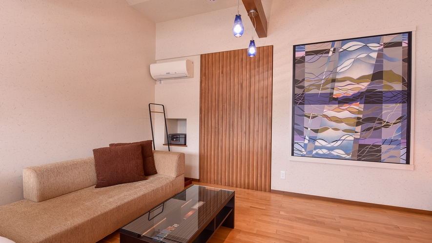*［千貫／2層式メゾネット客室一例］2階・海を感じられるシンプルでモダンな客室内