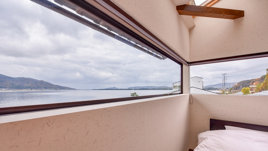 *［千貫／2層式メゾネット客室一例］2階・景色を楽しむためにつくられた贅沢な窓を配したベッドルーム