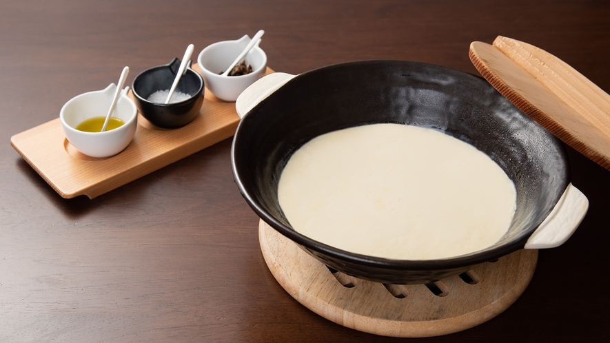 *［朝食一例］地元産豆乳と網野産にがりの手作り豆腐