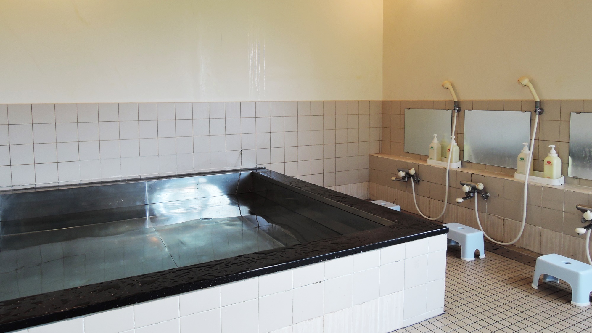 *【小浴場】12名様収容のお風呂です。男女の振分は当日ご案内します