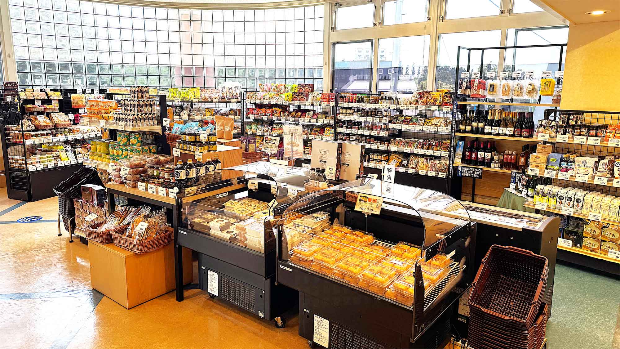 【売店】当温泉オリジナルの商品や長沼町内の特産品などを取扱っております。