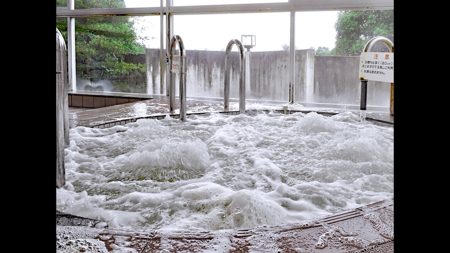 【入浴設備】勢いよく気泡で満たされているジャグジー