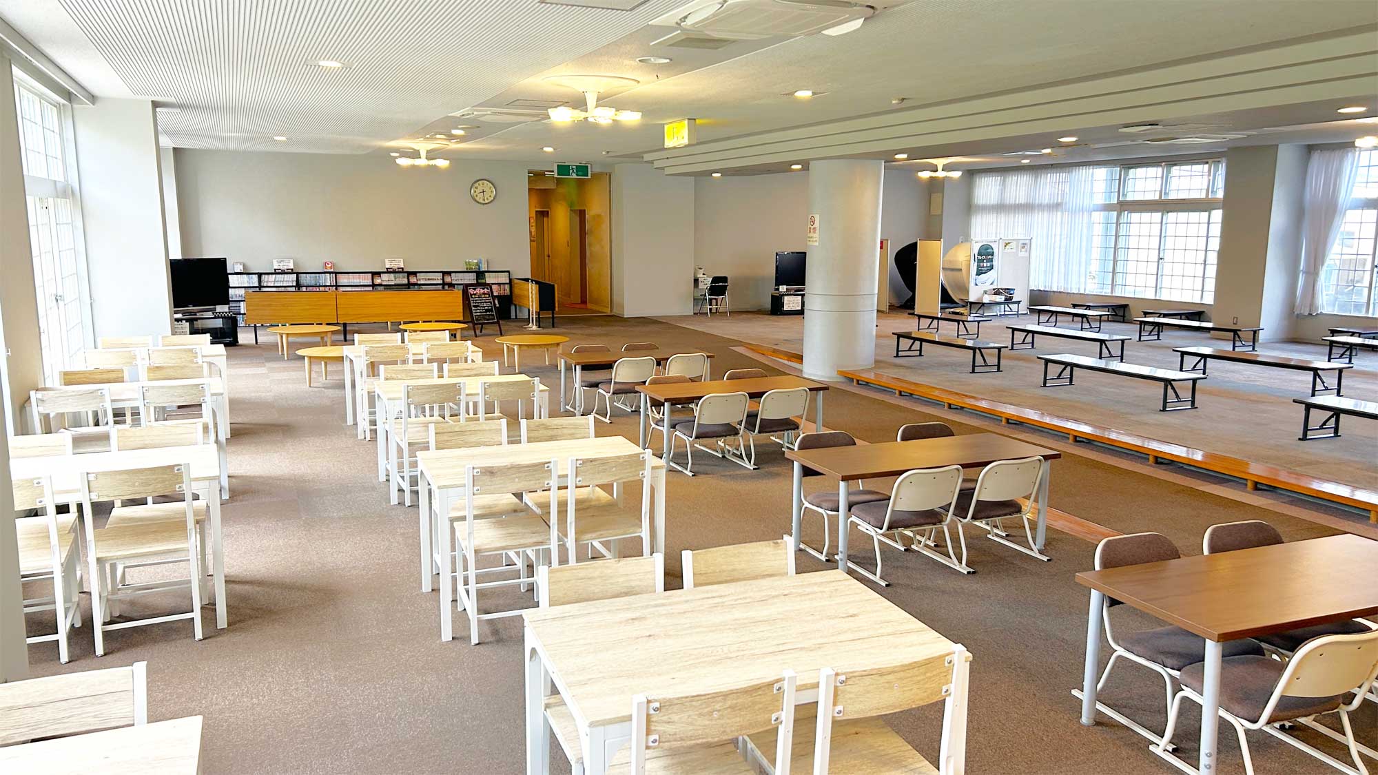 【休憩所】約100人がゆっくりくつろげる広々とした休憩スペース。