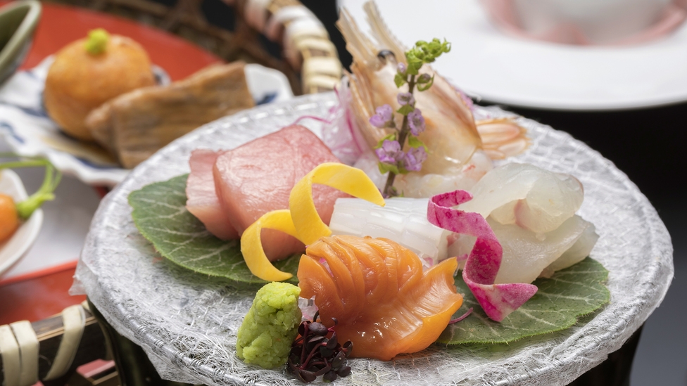 ■松島旬の贅■【地魚盛り合せ】塩釜港朝獲れの新鮮なお魚を、見た目にも華やかなお造りで。