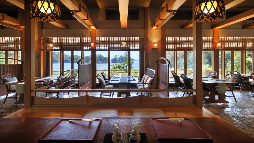 【レストラン】移り変わる松島の景色が、お料理に彩りを添えます。