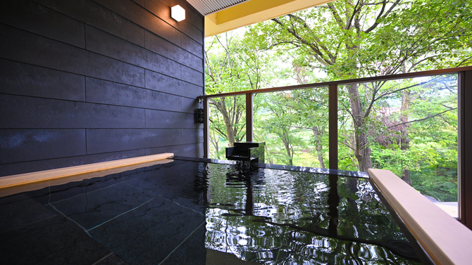 【スーペリアツイン（客室露天風呂付き）】客室専用の温泉露天風呂をお楽しみ頂けるツインルームです。