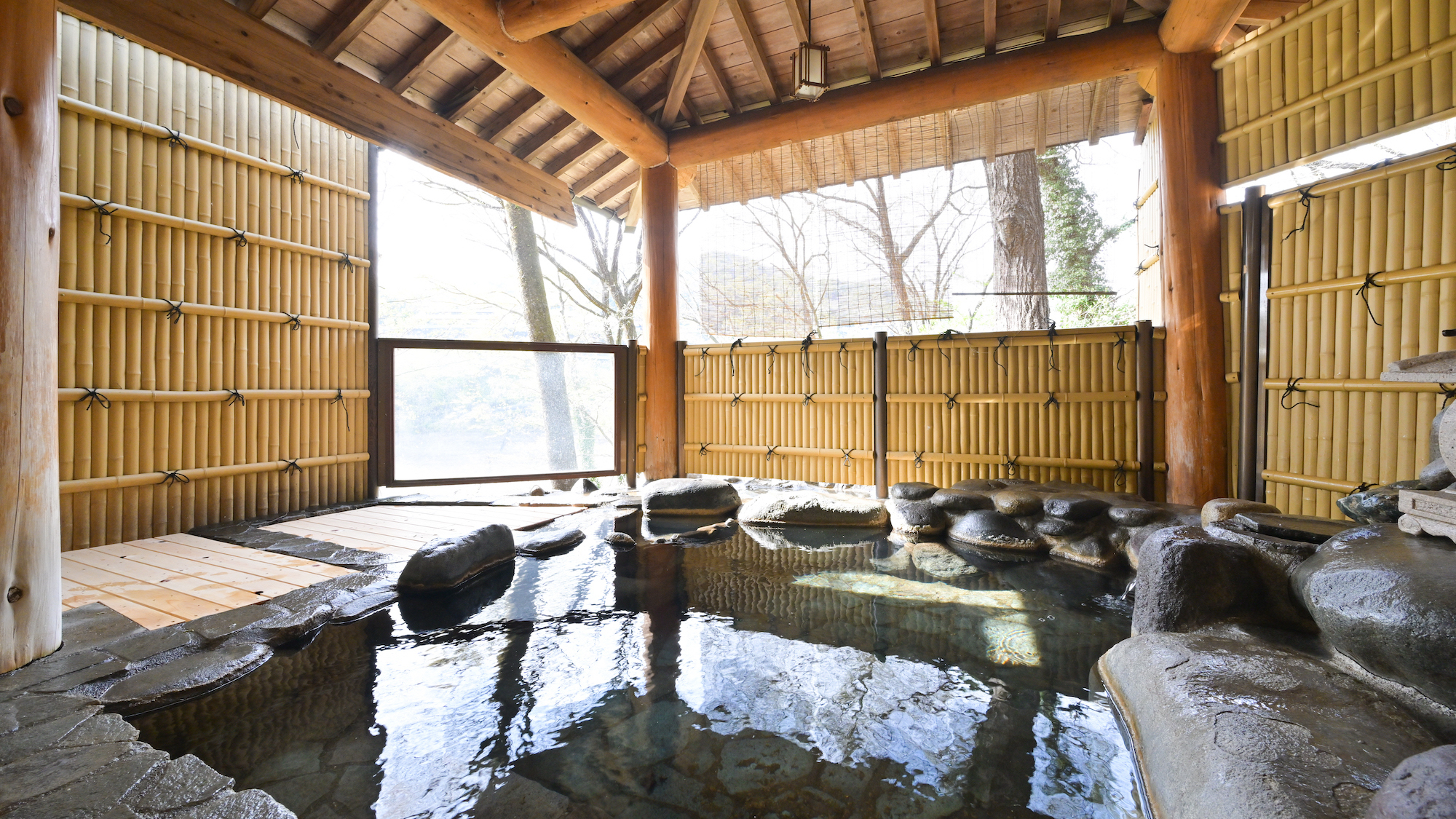 【大浴場（女湯）露天】美肌効果のある群馬猿ヶ京温泉の湯を、ご滞在中いつでもご堪能いただけます。
