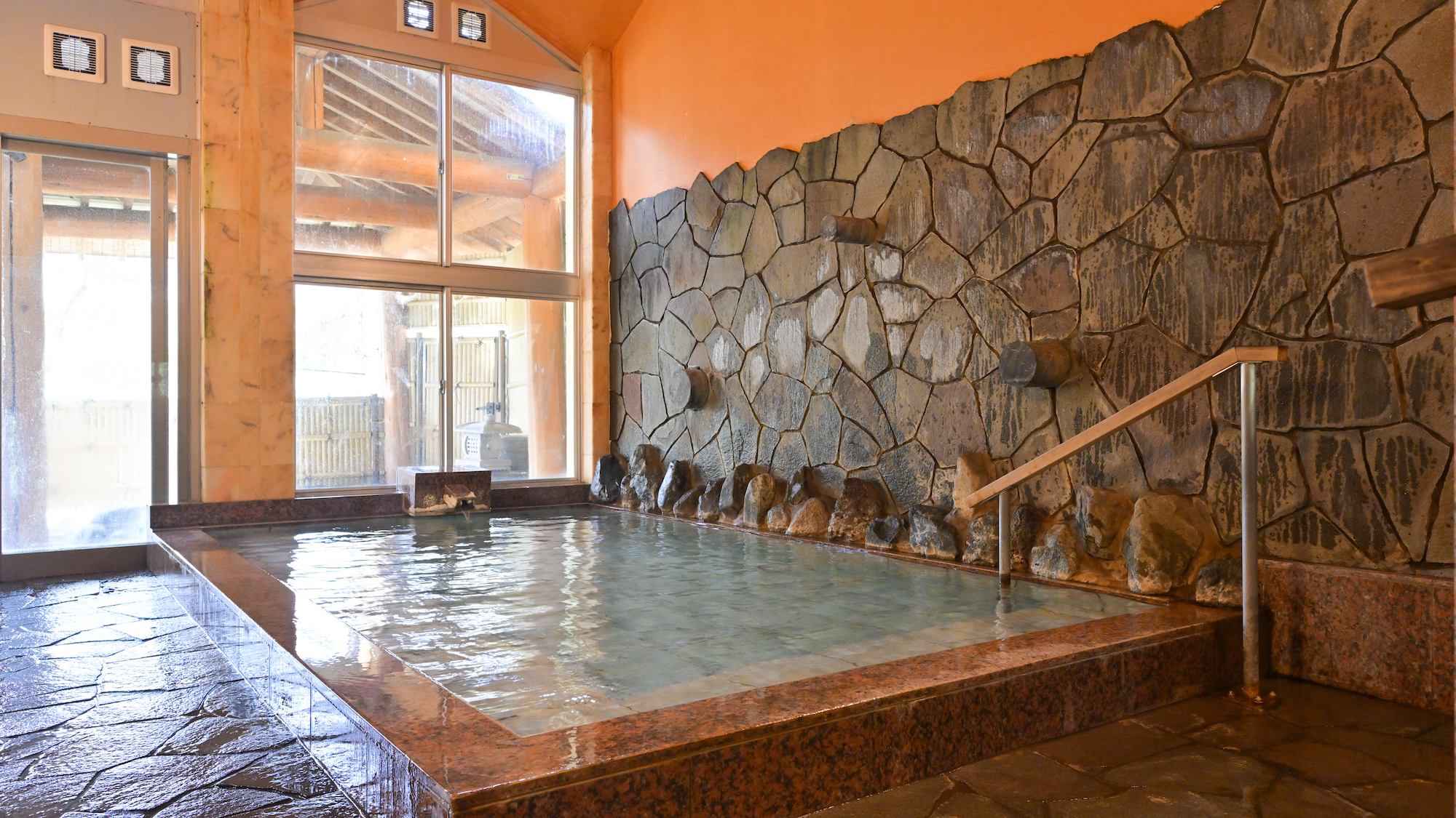 【大浴場（女湯）内風呂】美肌効果のある群馬猿ヶ京温泉の湯を、ご滞在中いつでもご堪能いただけます。