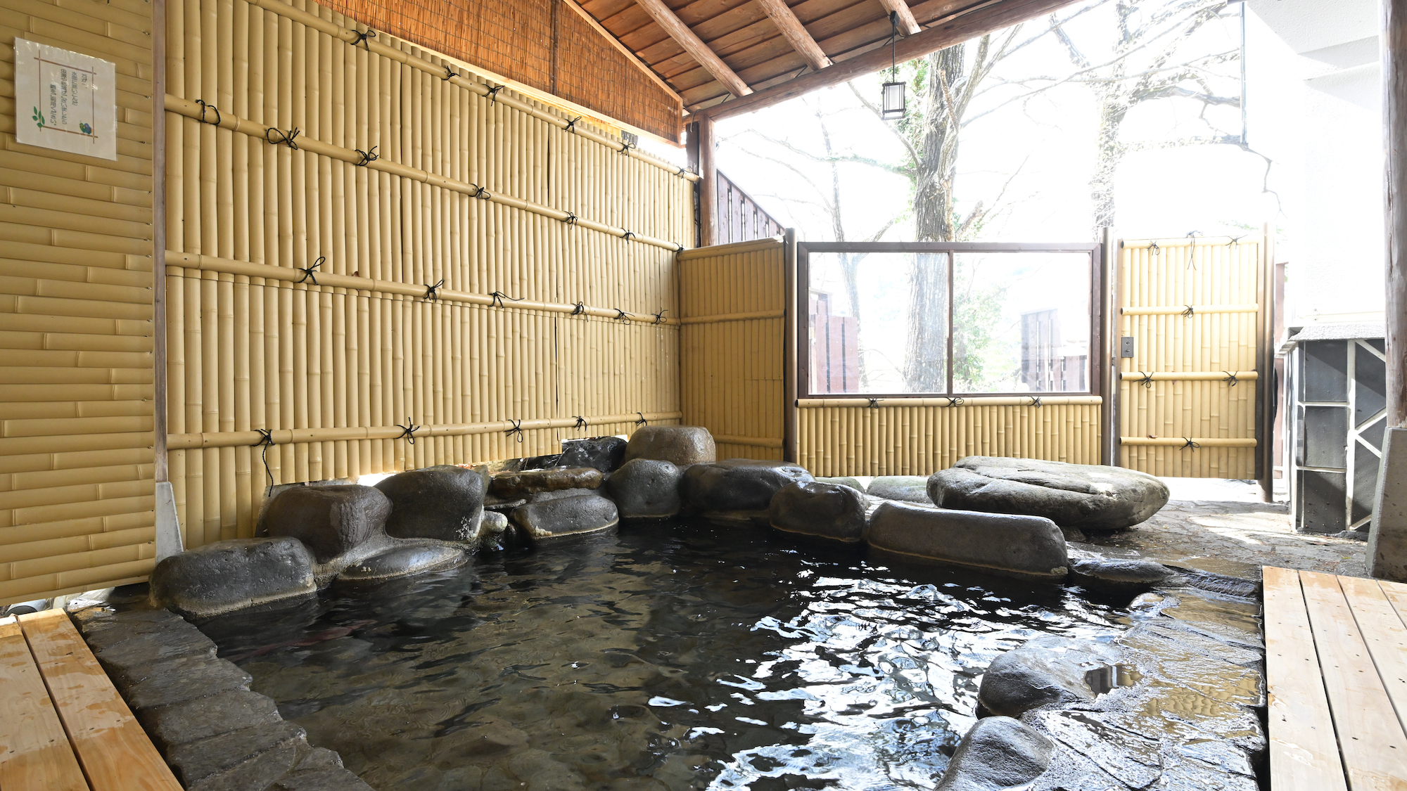 【大浴場（男湯）露天】美肌効果のある群馬猿ヶ京温泉の湯を、ご滞在中いつでもご堪能いただけます。