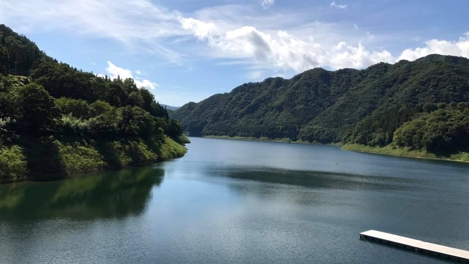 【赤谷湖】夏は緑を秋には紅葉そして春先は桜の名所として知られる美しい景観が魅力です。