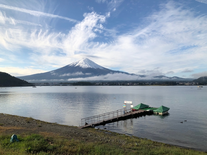 冠雪の富士山と河口湖　秋