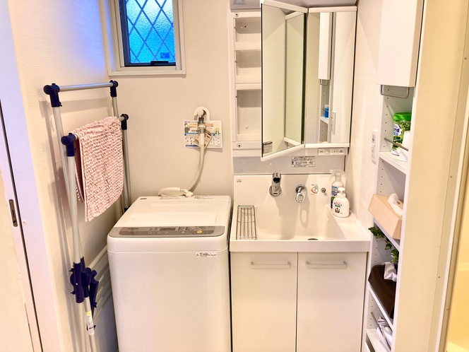コンパクトコテージ　脱衣室の洗面化粧台と洗濯機
