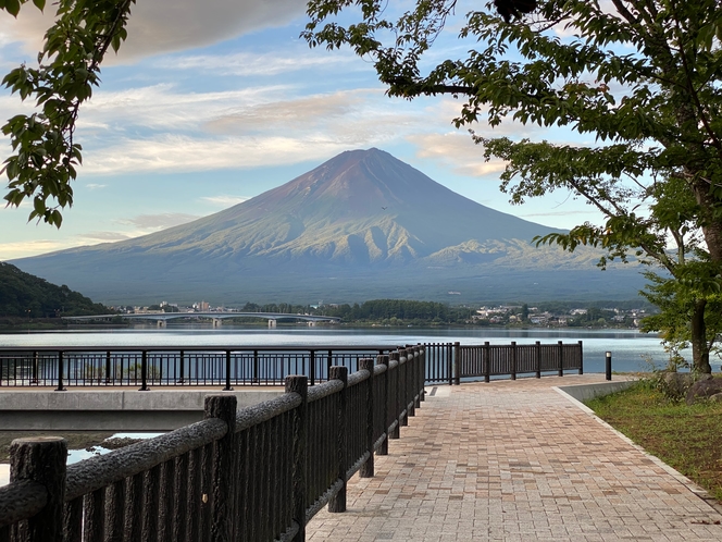 晩夏の富士山　河口湖畔