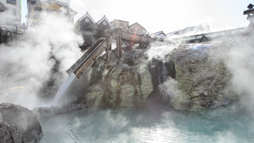 【湯畑】当館目の前の草津温泉のシンボル「湯畑」では豊富な湯が溢れております。