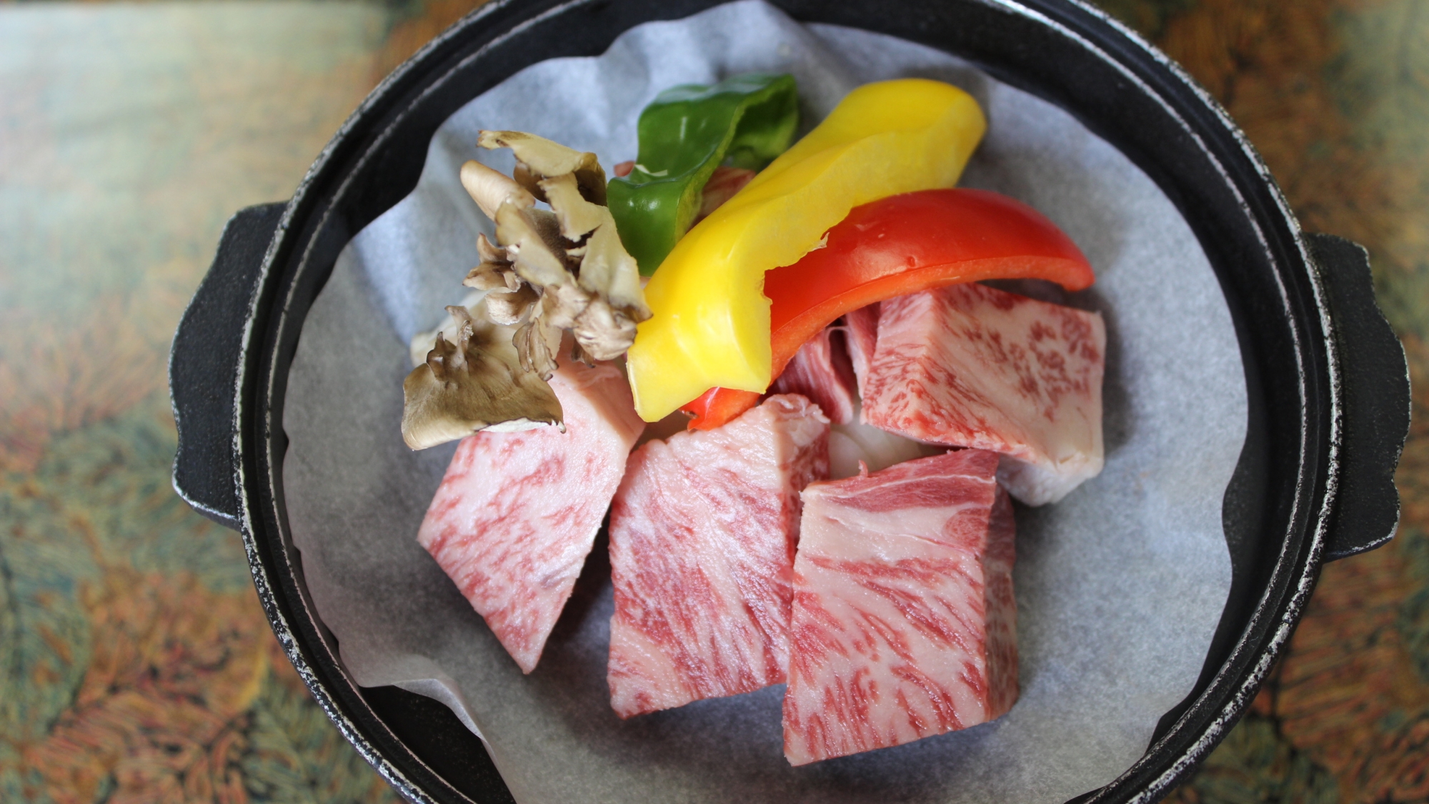 脂と赤身のバランスが良く、口の中でとろけるような味わいをお楽しみ下さい。