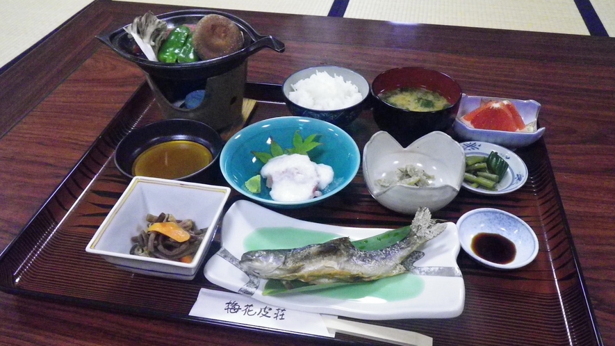 *【夕食一例】自慢の山菜が岩魚のお刺身をはじめとした和食膳