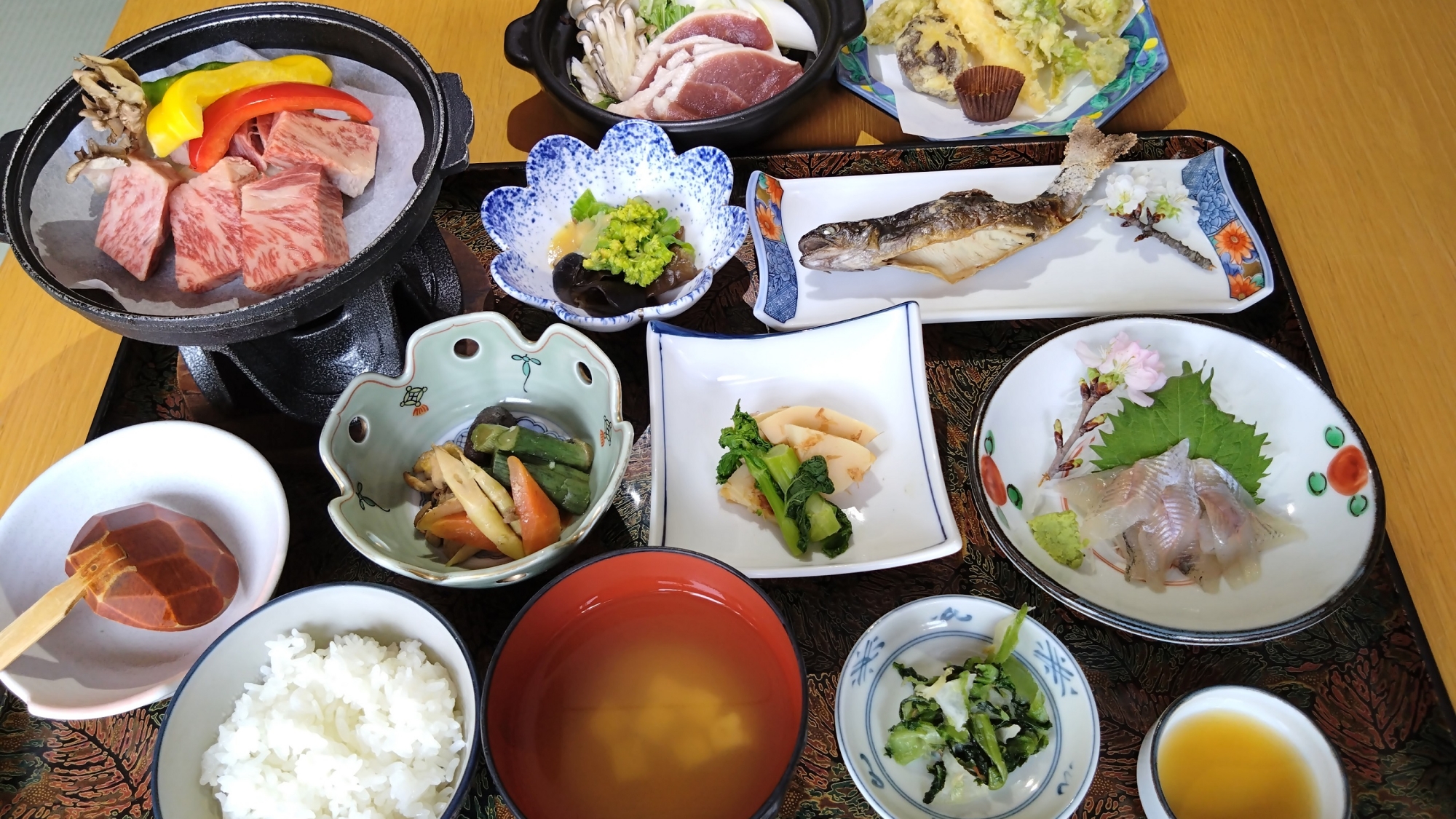 *地元食材満載のスペシャルコース