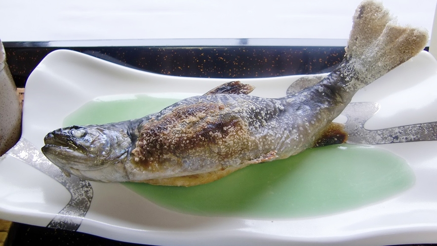 *【岩魚の塩焼き（一例）】きれいな水で育った岩魚は身が締まって美味しい！