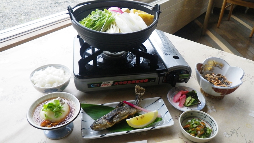 *【夕食一例】山菜、川魚が中心で季節ごとに変わります。