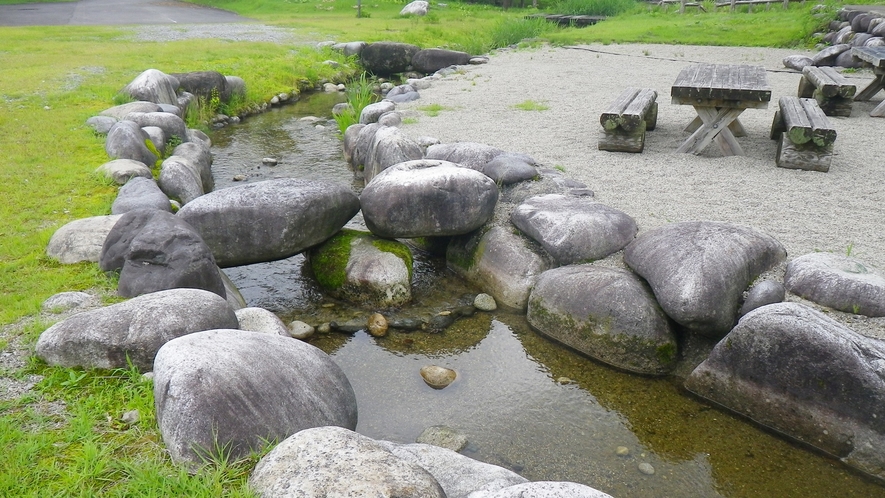 *【魚とりスペース】対岸にあるキャンプ場内では、脇を流れる荒川で魚を捕まえたり、水遊びができます。