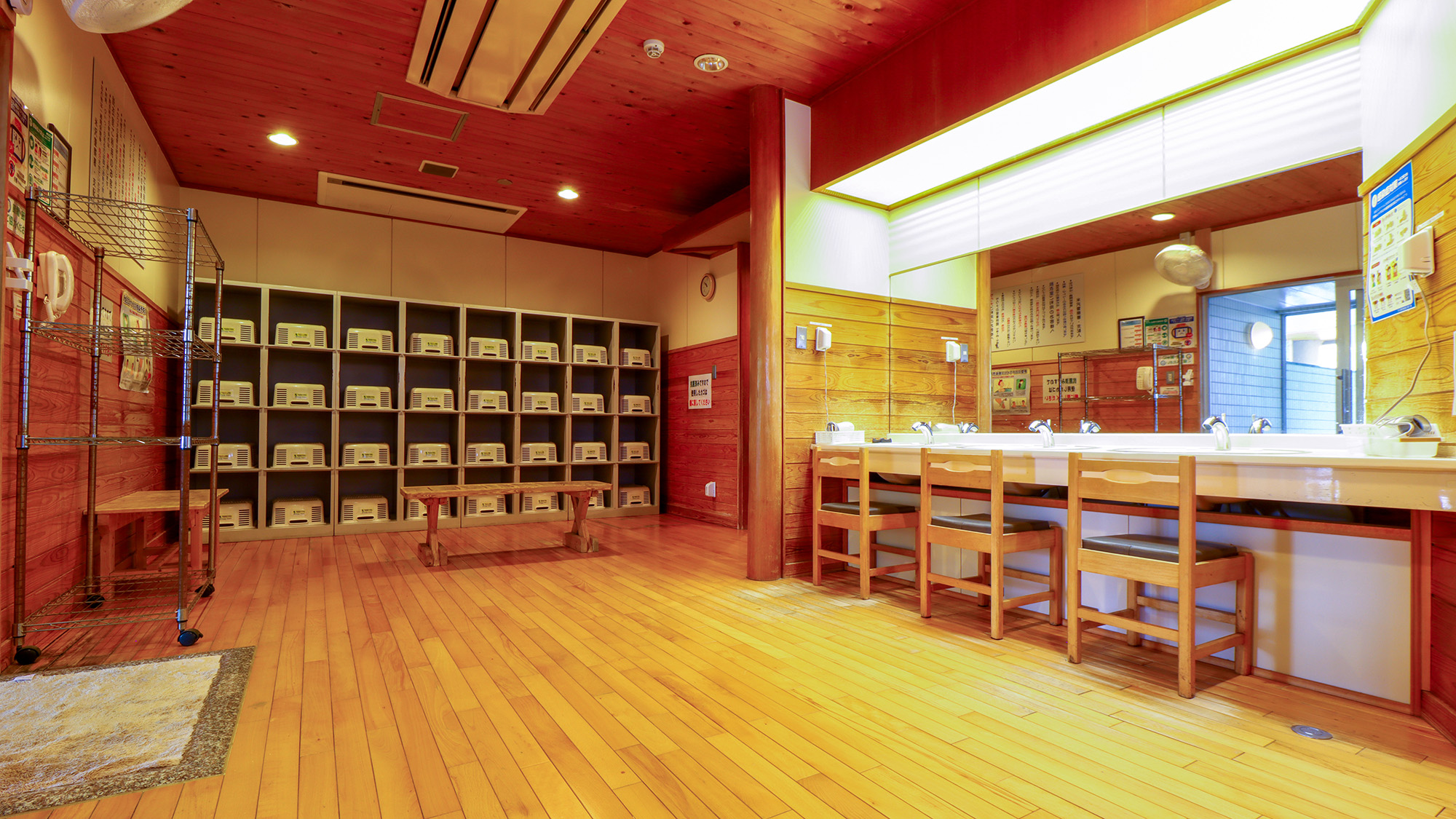 #脱衣所　清潔感溢れゆとりのある脱衣所