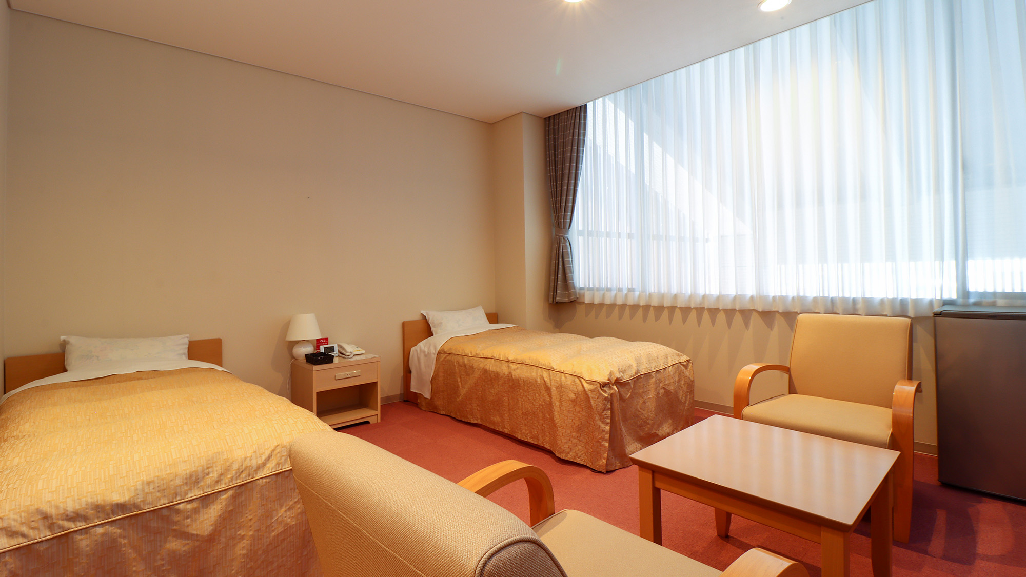 #ツイン　お一人でもご利用可能です。お二人でもゆったりと寛げる広めのお部屋です♪