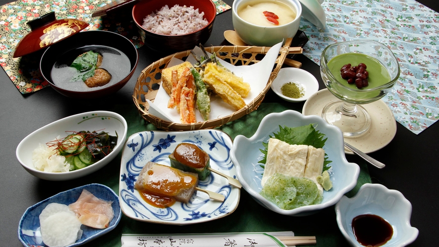 精進料理◆ご夕食一例になります。山菜の天ぷらやお豆腐など、身体に優しいお献立が並びます。