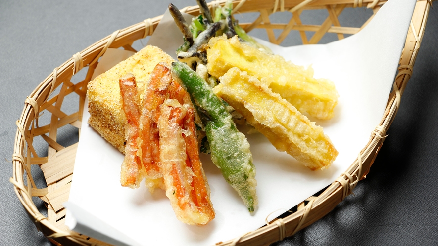 精進料理◆ご夕食一品例です。素材の味を大切に1品ずつ心をこめて作った天ぷらでございます。