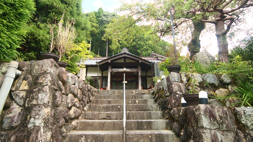 外観◆身延山久遠寺を取り巻く寺院の内の一つ、宿坊　山本坊