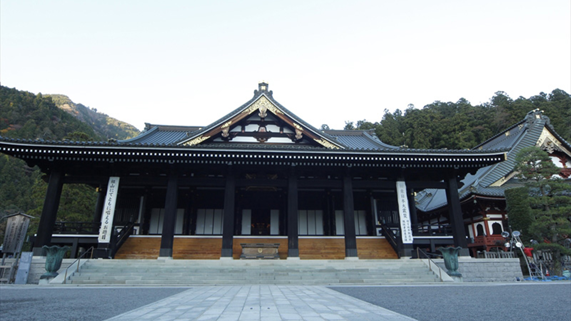 観光◆久遠寺～本堂～日蓮聖人700遠忌の主要記念事業として、1985年に再建されました。山本坊より車