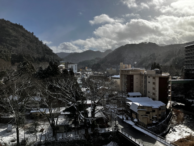 屋上からの晴れ渡った空と雪景色