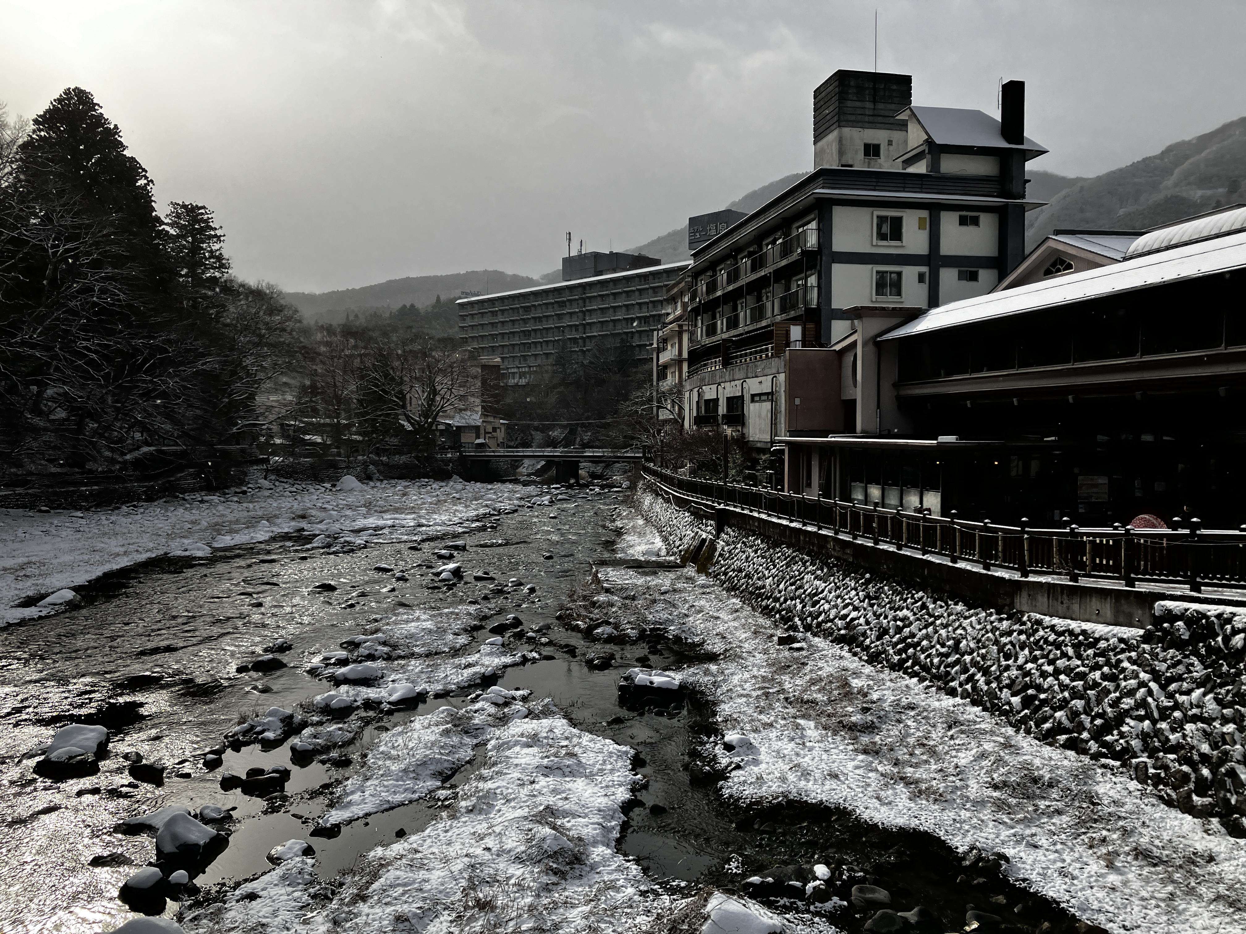 雪の日の箒川と旅館街
