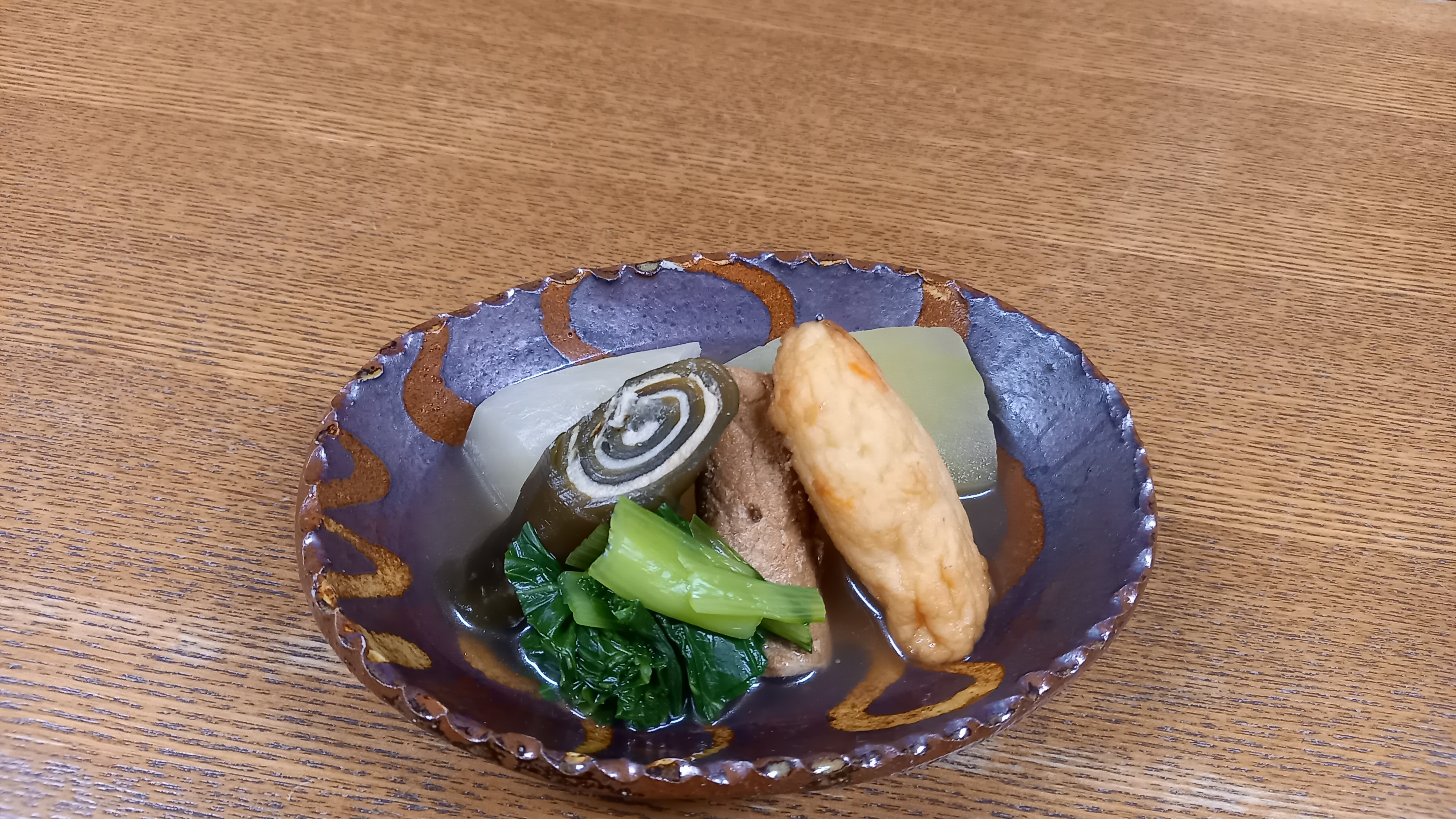 夕食一例（小鉢②）煮物(ゴボウ巻き・昆布巻きなど）