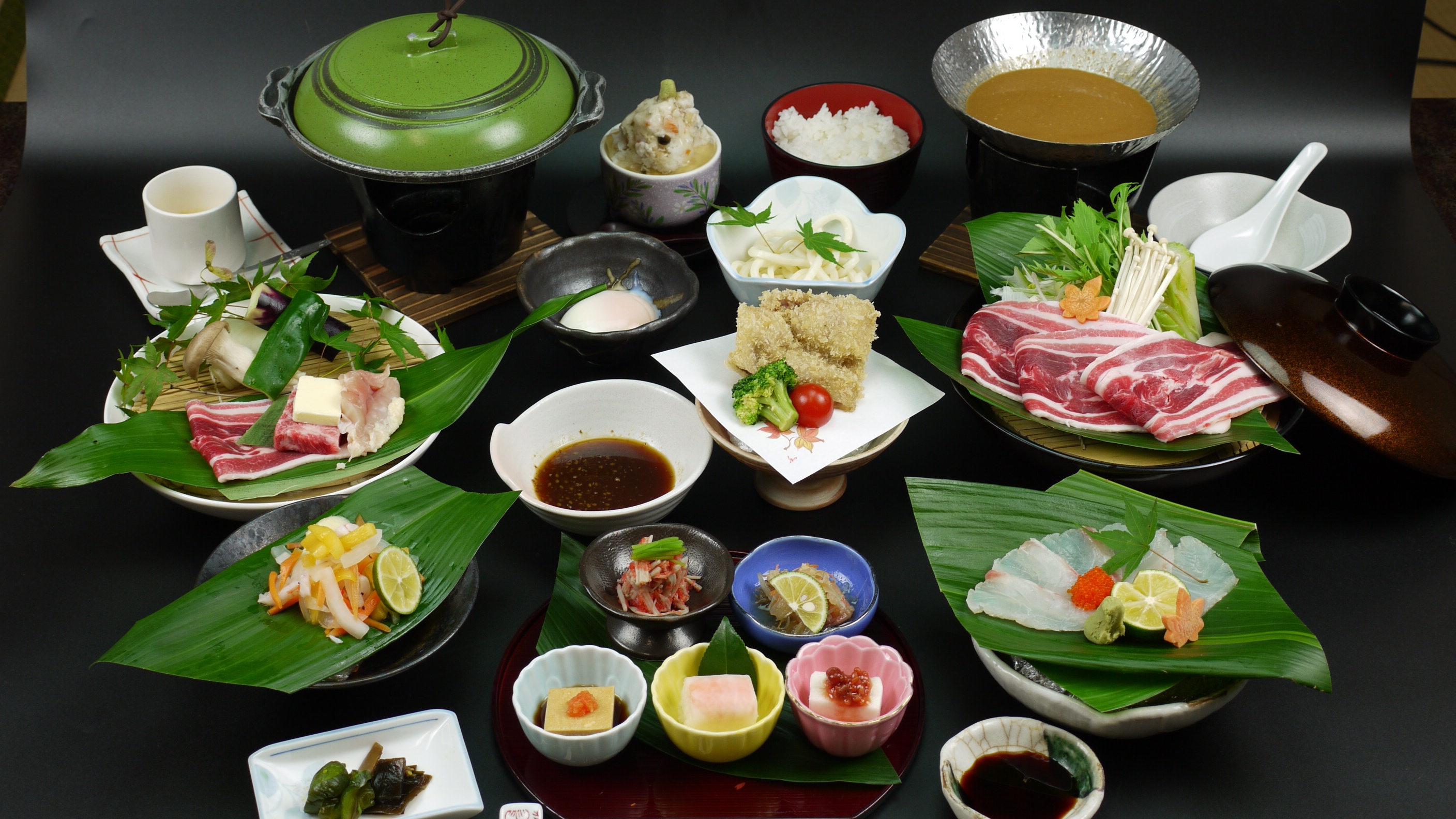 *【ぼたん御膳】メインは「ぼたんの一人鍋（うどん付）」と「3種のお肉の陶板焼き」の会席風メニュー。