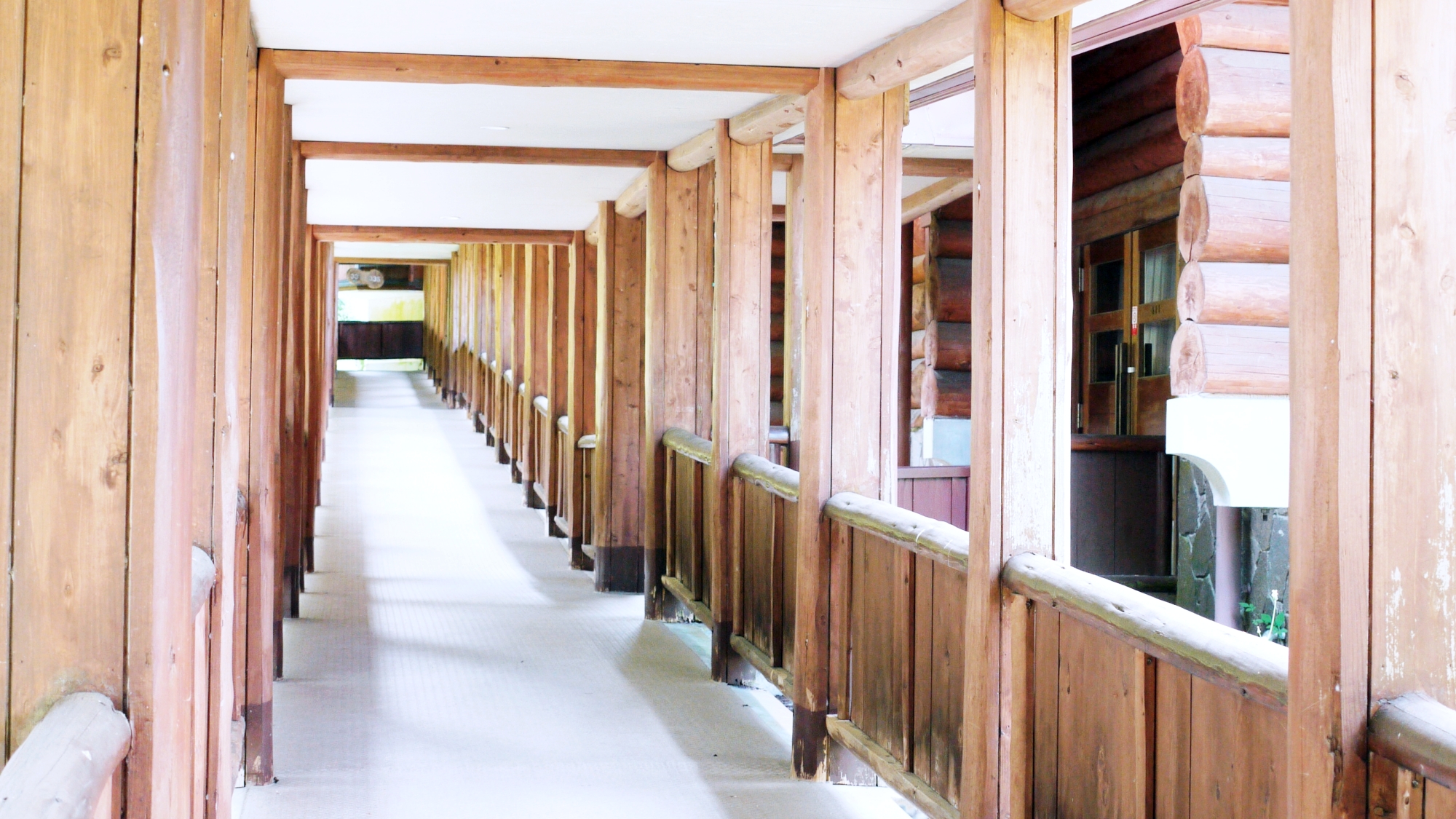 *【渡り廊下】本館とコテージ棟の間には屋根付きの渡り廊下があり、雨の日の移動も安心♪