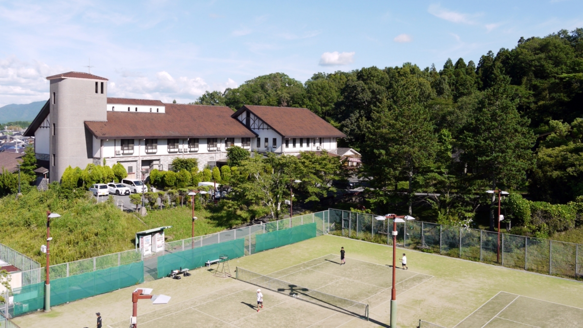 *【外観】当館の隣にはスポーツセンターのテニスコートがあり、合宿のご利用にもおすすめです。