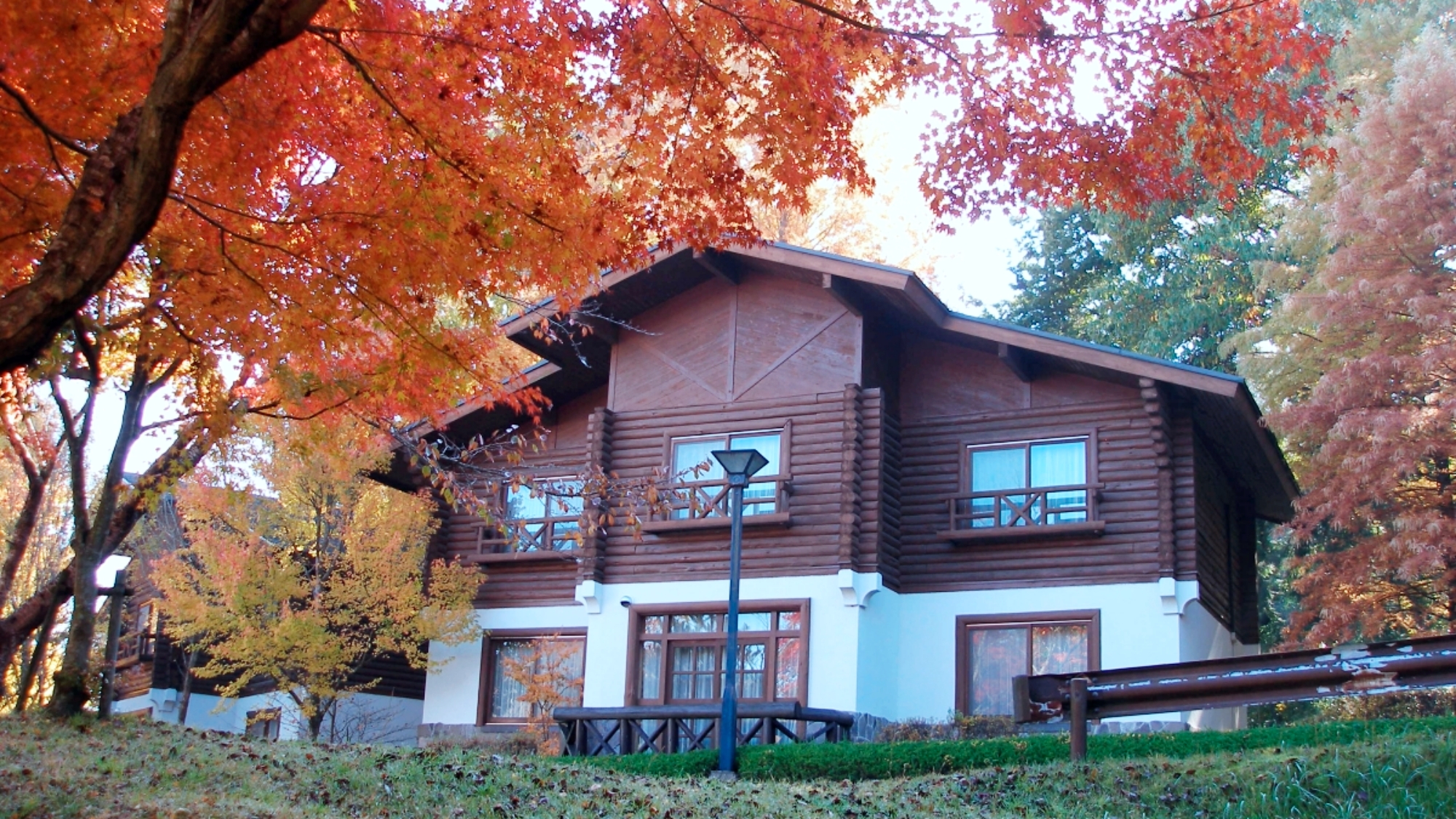 *【秋】色づく紅葉に包まれた美しい景色を楽しめます。