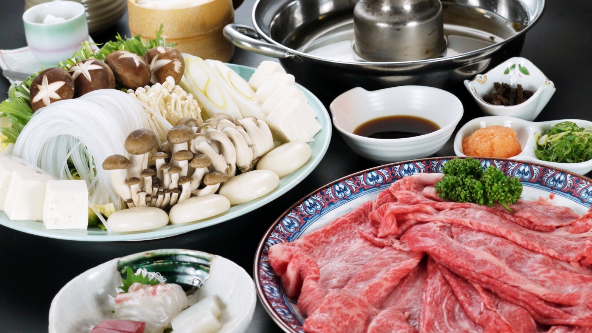 *【和牛しゃぶしゃぶ】厳選された和牛と新鮮野菜を、ポン酢とごまだれの二種類の味をお楽しみください。