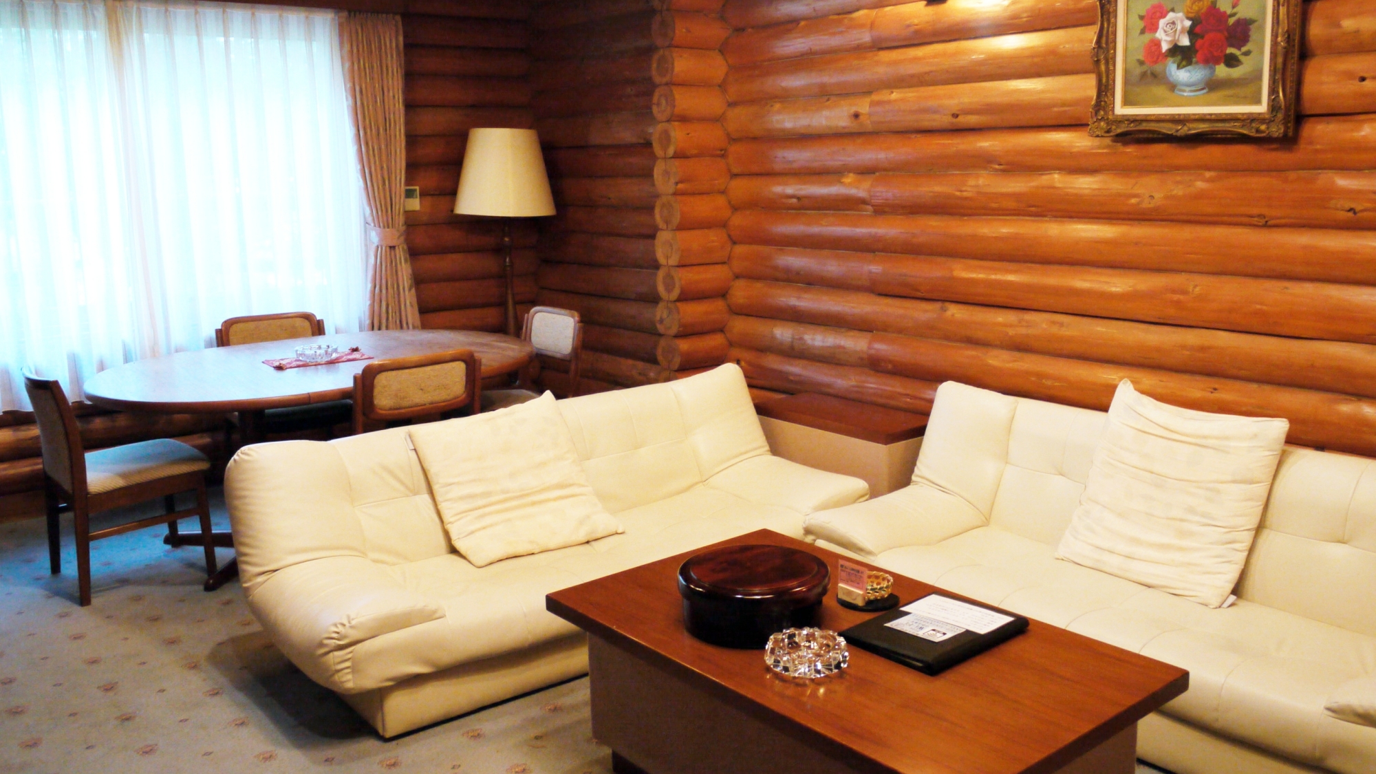 *【特別室（ユニットバス付）】コテージの特別室。木のぬくもりを感じながらゆっくりとお過ごしください。