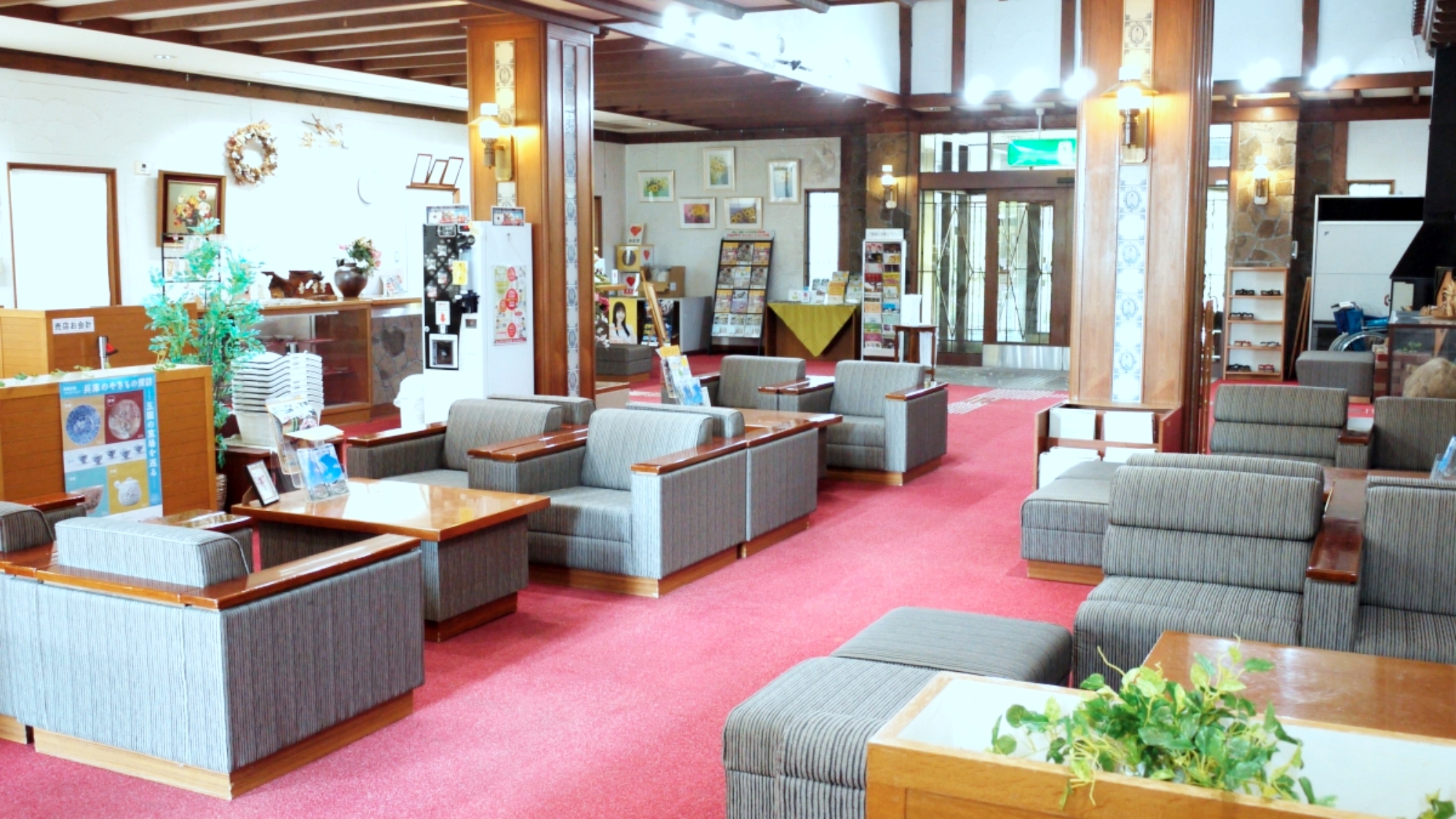 *【ロビー】広々としたロビーでおくつろぎください。