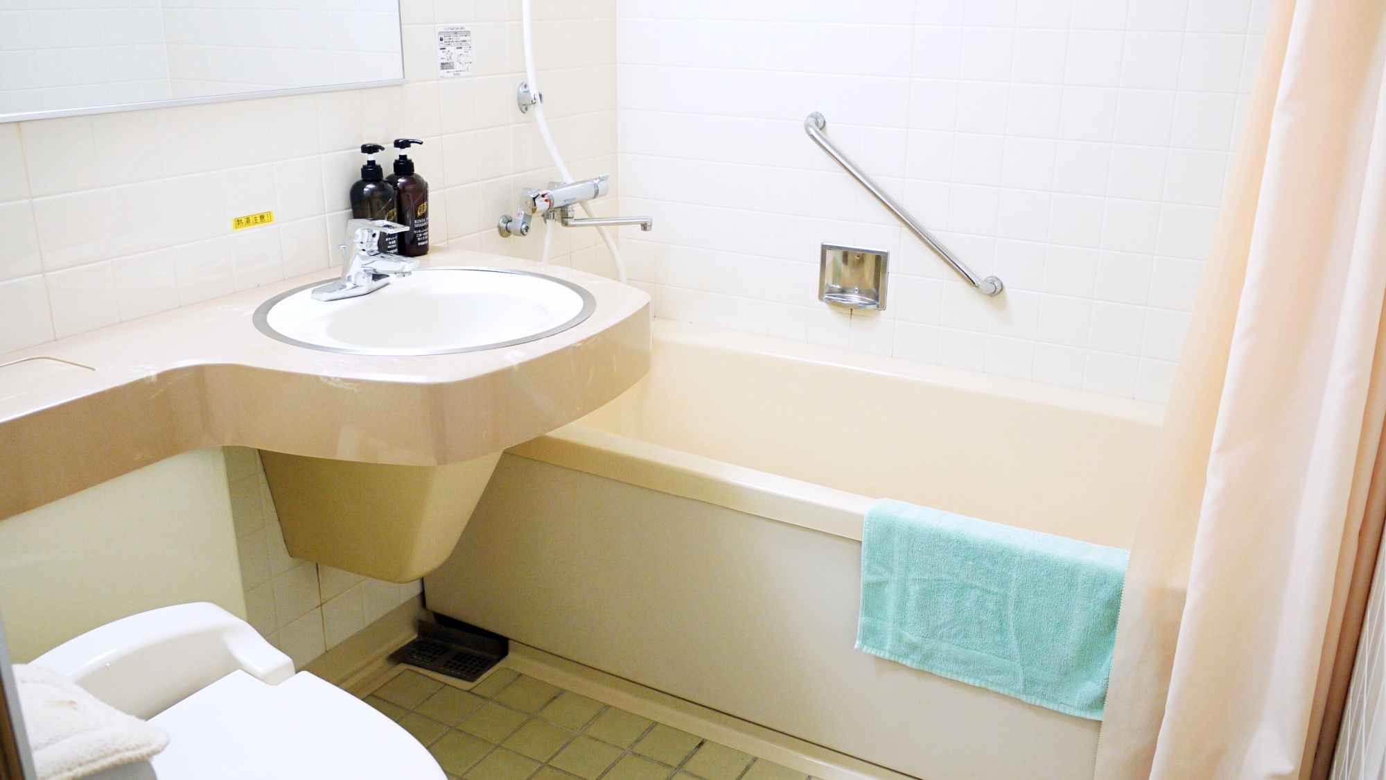 *【特別室（ユニットバス付）】客室内にユニットバス完備。