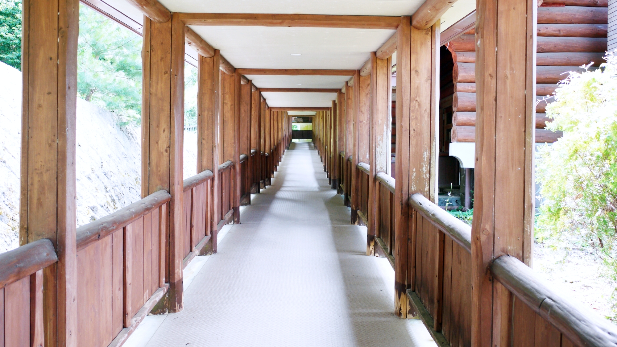 *【渡り廊下】本館とコテージ棟の間には屋根付きの渡り廊下があり、雨の日の移動も安心♪