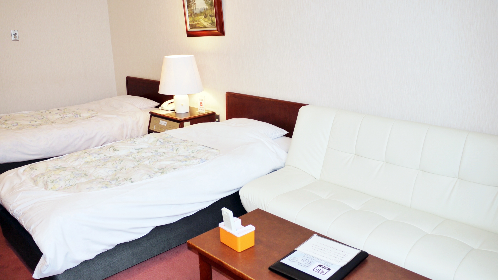 *【洋室ツイン（ユニットバス付）】コテージ内にある洋室と本館の洋室がございます。