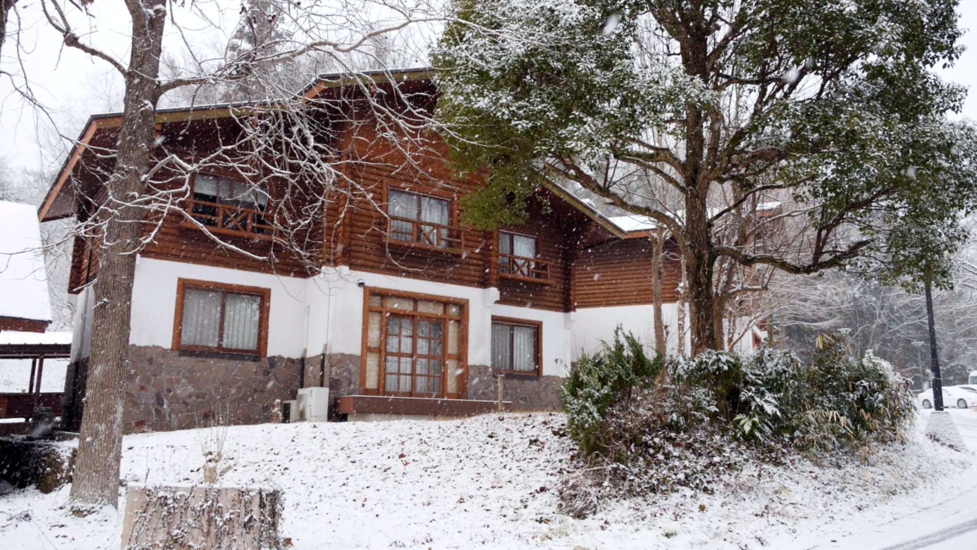 *【冬】冬の澄んだ空気に包まれたホテルの外観。