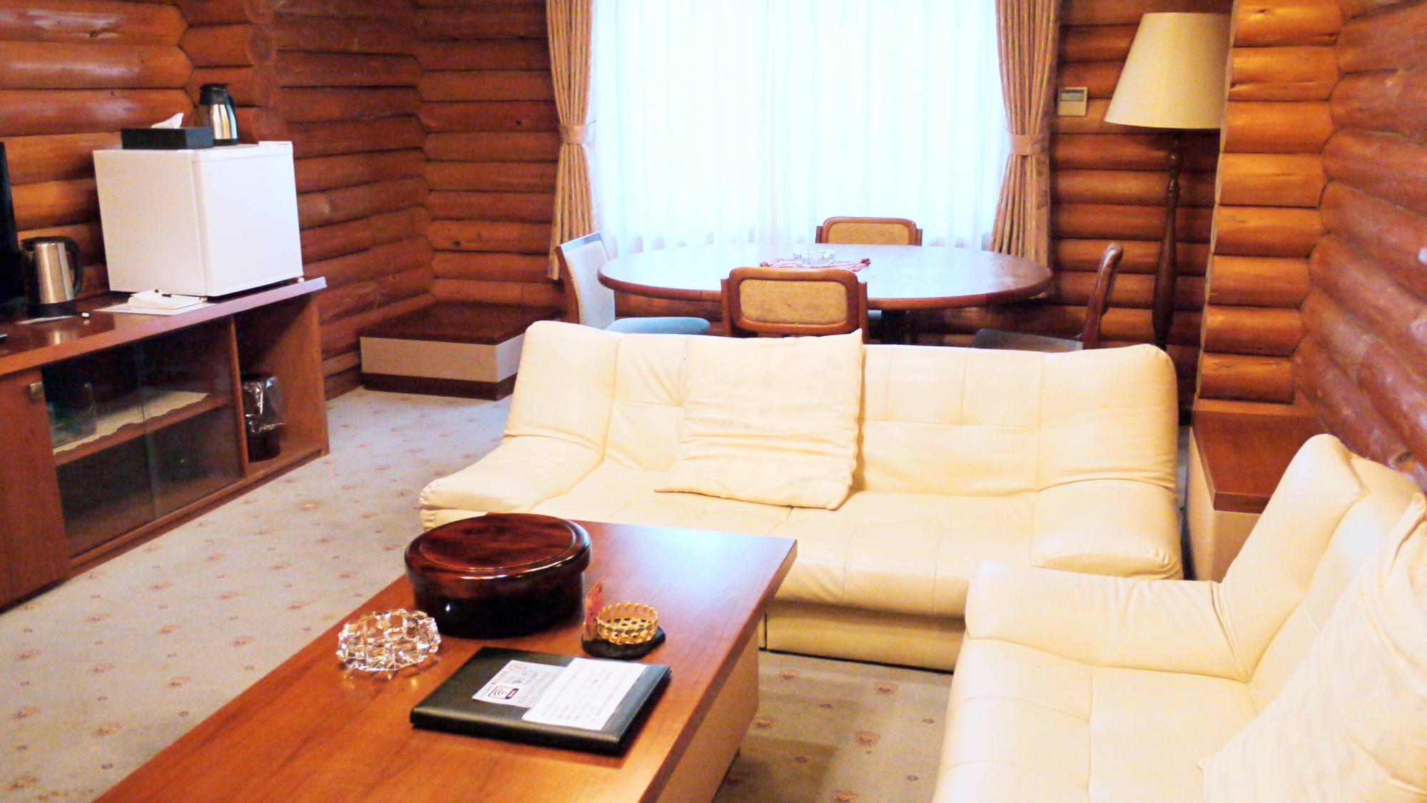 *【特別室（ユニットバス付）】コテージの特別室。木のぬくもりを感じながらゆっくりとお過ごしください。