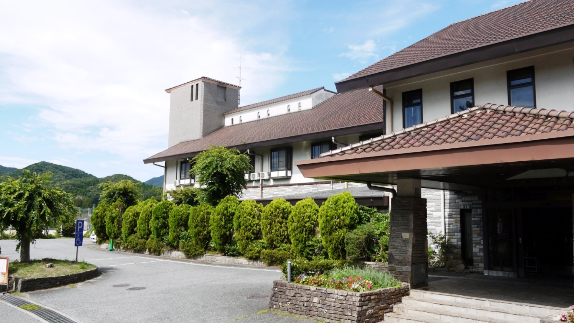 *【外観】北欧の田舎ホテルを思わせる当館。自然に包まれた穏やかな空間で、心ゆくまでお寛ぎください。